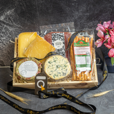 CESTA DE PRESENTE – 4 QUEIJOS + CHARCUTARIA+ GRISSINI