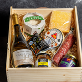 Maleta de Madeira Pinus – 4 Queijos Artesanais Brasileiros de Leite Crú + Vinho Nacional+ Charcutaria Artesanal